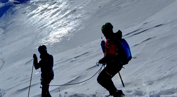 Cade in un pendio ghiacchiato a Monte Viglio, recuperato con l'elicottero del Soccorso Alpino Il video
