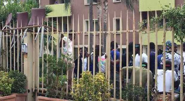 Rivolta a Sarno per l'asilo politico, gli immigrati sequestrano un dipendente dell'hotel
