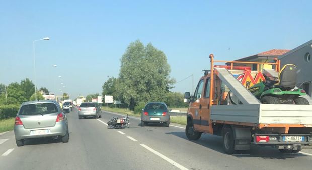 Schianto auto-moto in Pontebbana: traffico in tilt e centauro ricoverato