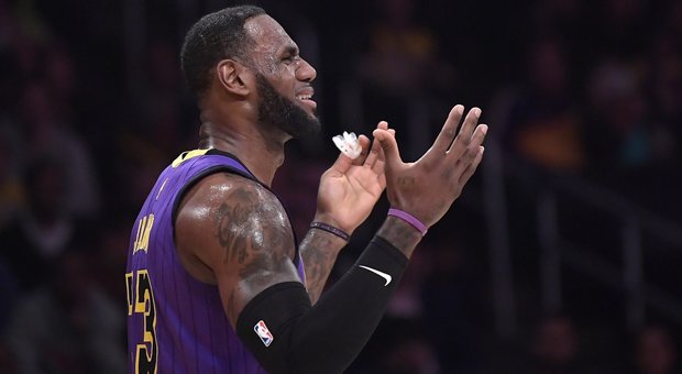 Lakers, il flop è totale: LeBron fuori dai playoff dopo 13 anni