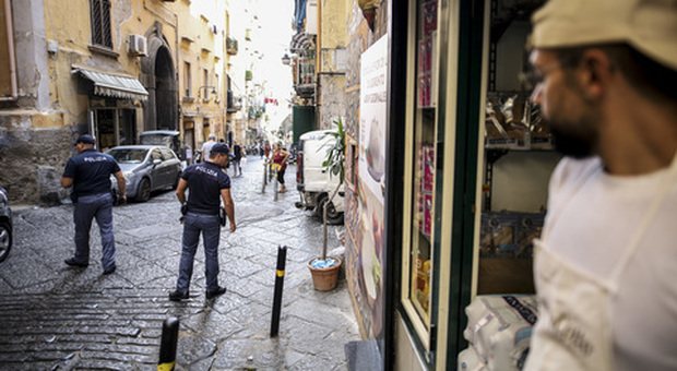 Napoli, 26 colpi di kalashnikov sotto casa del boss Mariano: incubo faida
