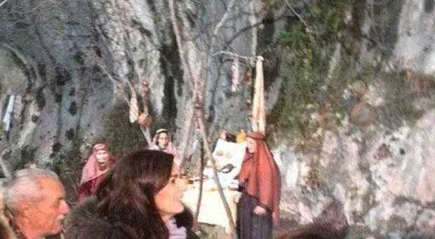 Laura Boldrini visita a Genga il presepe vivente nella grotta