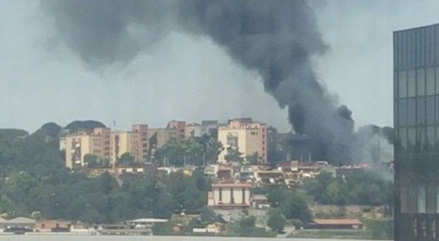 Napoli, maxi-incendio scoppia a Poggioreale: sul posto i vigili del fuoco | Video e foto