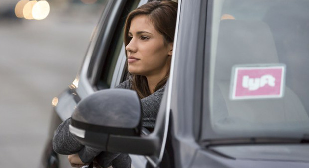 Al momento Lift come Uber offre la possibilità di noleggiare auto con autista usando un'app sul proprio smartphone.
