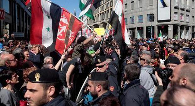 25 aprile a Milano, rimosso striscione contro partigiani