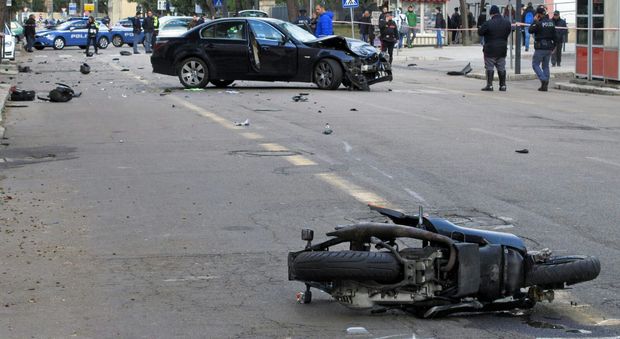 Padre e figlio si schiantano con lo scooter contro un'auto: un morto