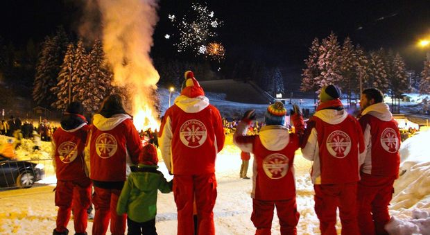 Il falò e i fuochi d'artificio a Piancavallo per la festa dell'Epifania, il 5 gennaio