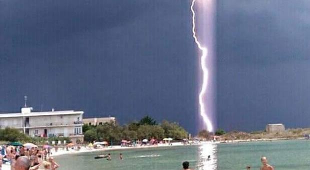 Nubifragio e fulmine in spiaggia a Porto Cesareo, due giovani feriti