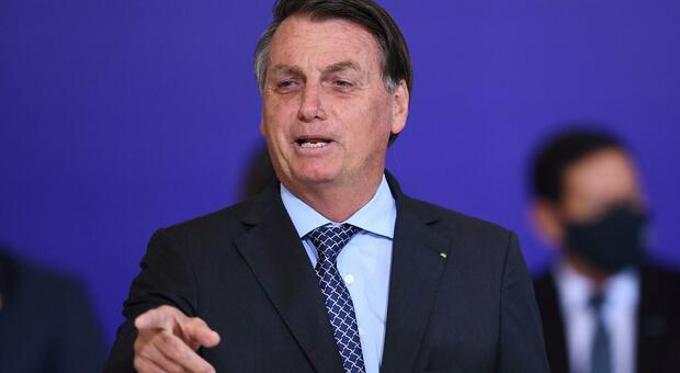 Brasile, Bolsonaro: «Non mi inietterò il vaccino». In Germania superato il milione di casi