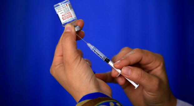 Variante Delta, Crisanti: «Il vaccino non basta. Così l'immunità di gregge non si raggiunge»