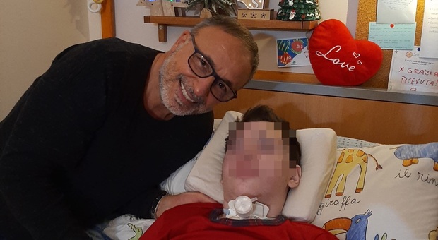 Sanità campana, la denuncia di papà Mimmo: «Mio figlio attaccato a un ventilatore e io lasciato solo»