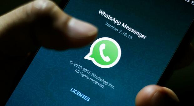 WhatsApp down, l'app di messaggi bloccata per oltre due ore: cosa è successo