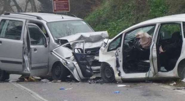 Tragico scontro tra due auto Muore una donna, feriti mamma e bimbo