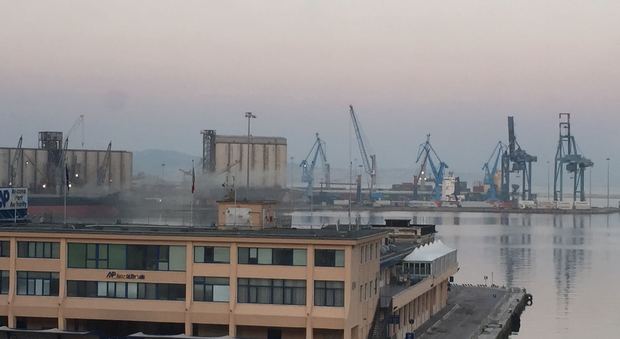 Il fumo proveniente dalle navi in porto