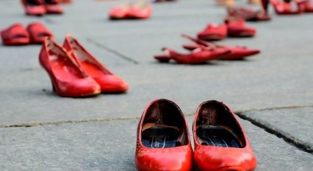 Scarpe rosse in piazza