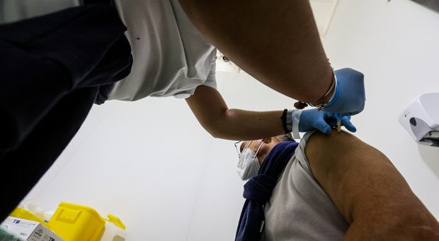 Covid in Campania, cinquemila sanitari non si presentano alla Mostra d'Oltremare per il vaccino
