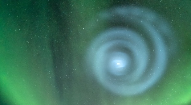 Una misteriosa spirale luminosa nel cielo dell'Alaska: «Mai visto niente di simile». La foto fa il giro del mondo