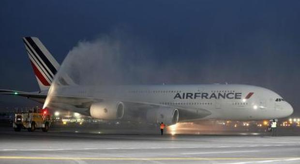 Incendio su aereo Air France a Firenze, le fiamme al carrello domate dai vigili del fuoco