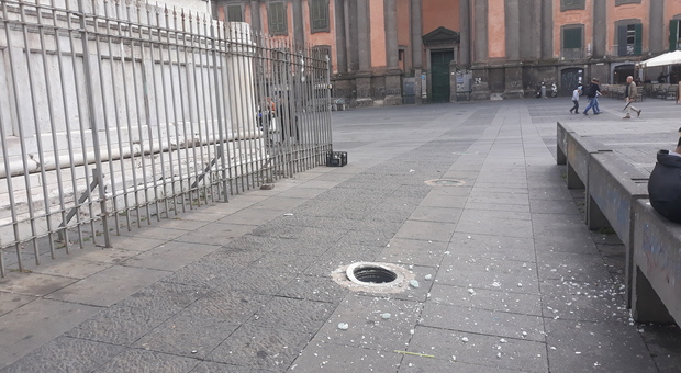 Napoli, continua la devastazione di piazza Dante