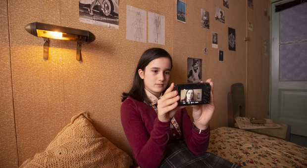 Il videodiario di Anna Frank. Luna con la telecamera (copyright 2020 Anne Frank Stichting, photography Ray van der Bas)