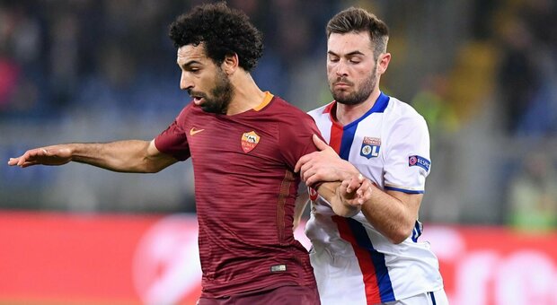 Il francese Tousart, ai tempi del Lione, in un duello contro Salah che giocava nella Roma