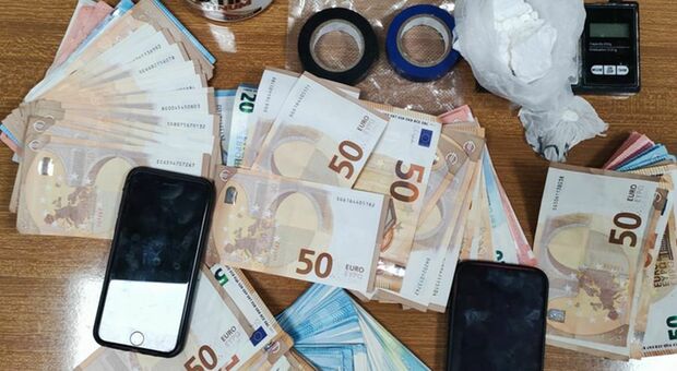 In casa cocaina e migliaia di euro in contanti: due arresti