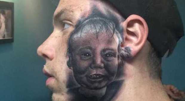 Si tatua il volto del figlio in faccia, ma sull'altro ​lato ha qualcosa di ben diverso