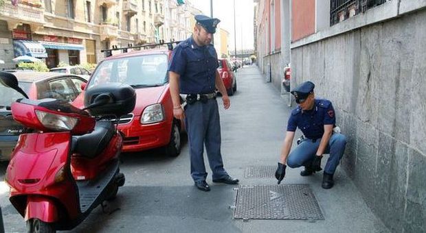 Si nasconde dentro un tombino per sfuggire alla polizia: scovato e arrestato a Quarto Oggiaro