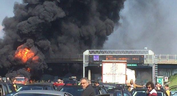 Campania. Spaventoso incendio sulla A1: rimorchio in fiamme, Cavalcavia a rischio crollo | Foto e video