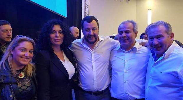 La giunta di Torre del Greco da Salvini: il selfie di sindaco, vice e assessori