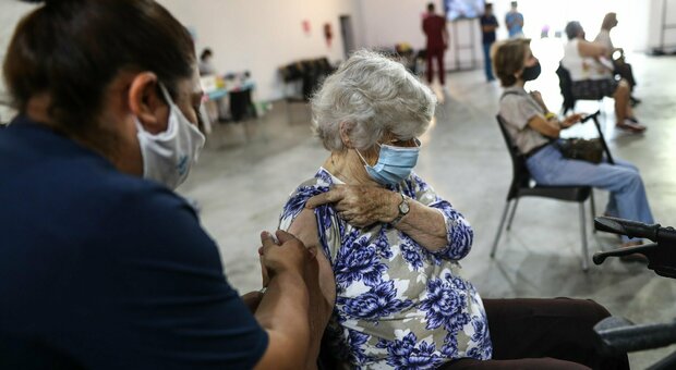 Vaccini, perché serve immunizzare gli anziani: «Così mortalità abbattuta del 90%».