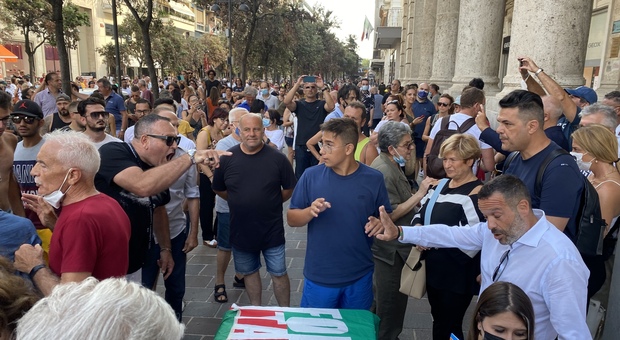 Pescara, manifestazione dei No Vax in centro. Scattano le denunce