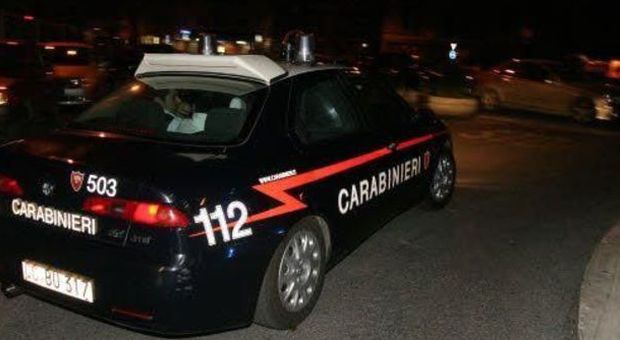 I carabinieri intervengono in una rissa e rischiano le coltellate