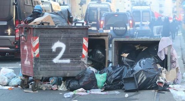 Napoli, scontri in piazza per Salvini: a Fuorigrotta restano le macerie
