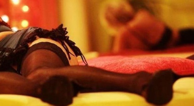 Il "boss" della casa del sesso faceva prostituire anche la moglie Cento euro per gli extra a luci rosse