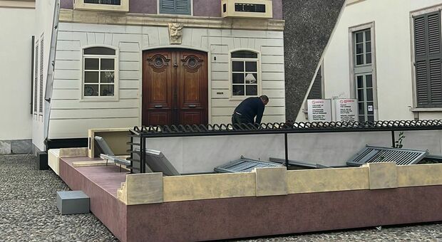 Milano, inciampa e imbratta di sangue l'installazione di Leandro Erlich a palazzo Reale