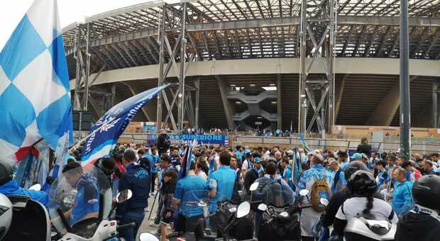tifosi fuori lo stadio Maradona