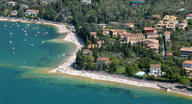 Malore mentre si rinfresca nel lago di Garda: muore donna di 78 anni