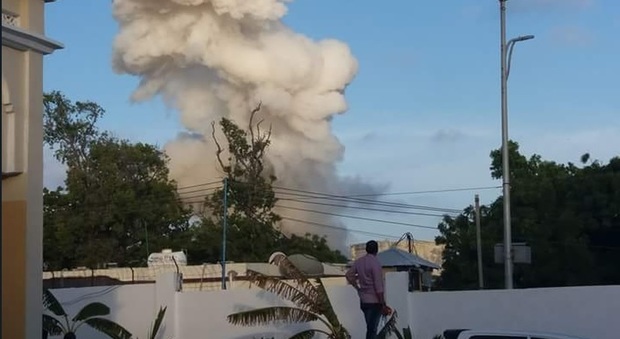 Esplosioni contro l'hotel dei politici a Mogadiscio: "Decine di morti, bimbi e un neonato giustiziati"