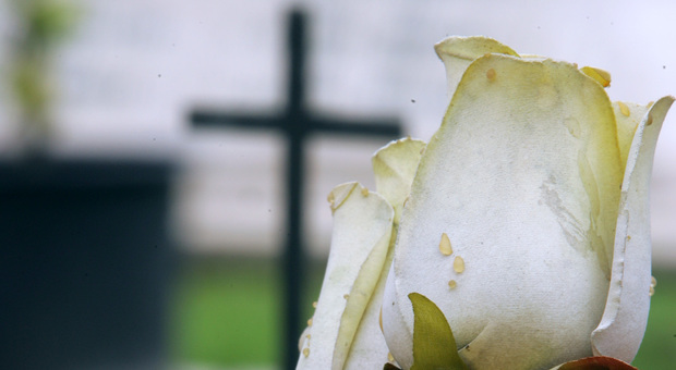 Va al cimitero per visitare la tomba della moglie: si sente male e muore