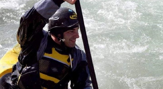 Si rovescia col kayak sul torrente: morto Massimo Benetton, campione di freestyle FOTO