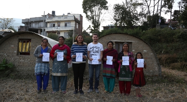 Il presidente di Women form freedom Davide Parise insieme a delle donne nepalesi aiutate dalla Onlus