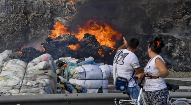 La verità dai filmati: l'incendio dei rifiuti a Caivano è doloso