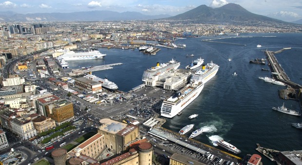 Porto di Napoli, è scontro tra M5S e de Magistris: «Niente archistar, pensi alla sicurezza»