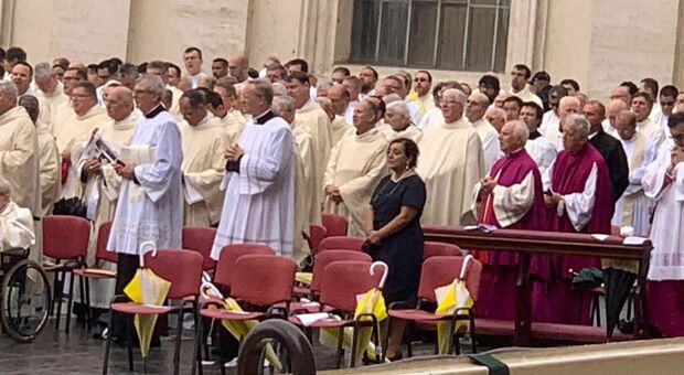 Papa Luciani, nella foto della beatificazione spicca la prima donna ad aver certificato la santità di un pontefice
