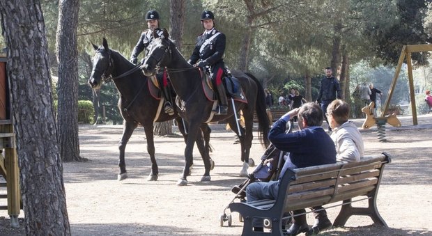 Pasqua blindata a Roma, carabinieri a cavallo a Villa Borghese e Villa Pamphili: parchi sorvegliati speciali