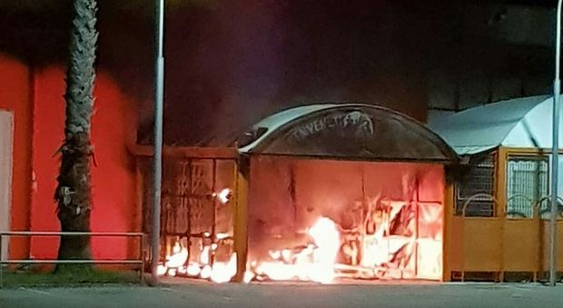 Paura nella notte: auto in fiamme contro supermercato