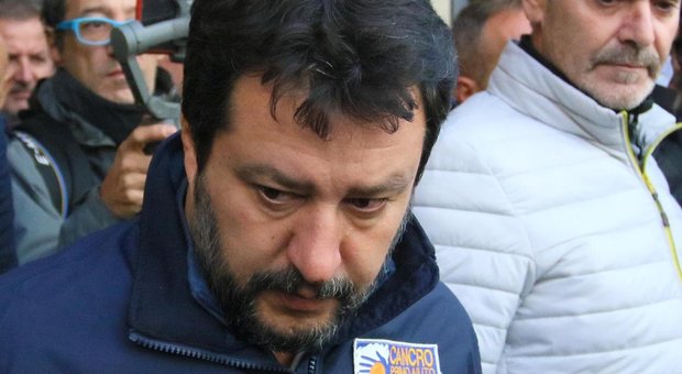 Matteo Salvini in ospedale e poi dimesso: «Sospetta colica renale» Gli auguri di Renzi