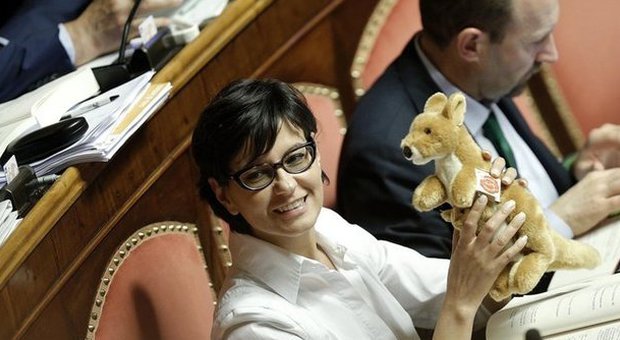 Patrizia Bisinella (con pupazzo di canguro) in Senato