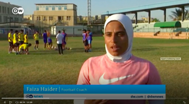 Faiza la prima donna che in Egitto allena una squadra di calcio maschile
